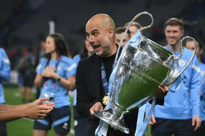 Huấn luyện viên thiên tài Pep Guardiola cùng các học trò nâng cao chiếc cúp vô địch Champions League.