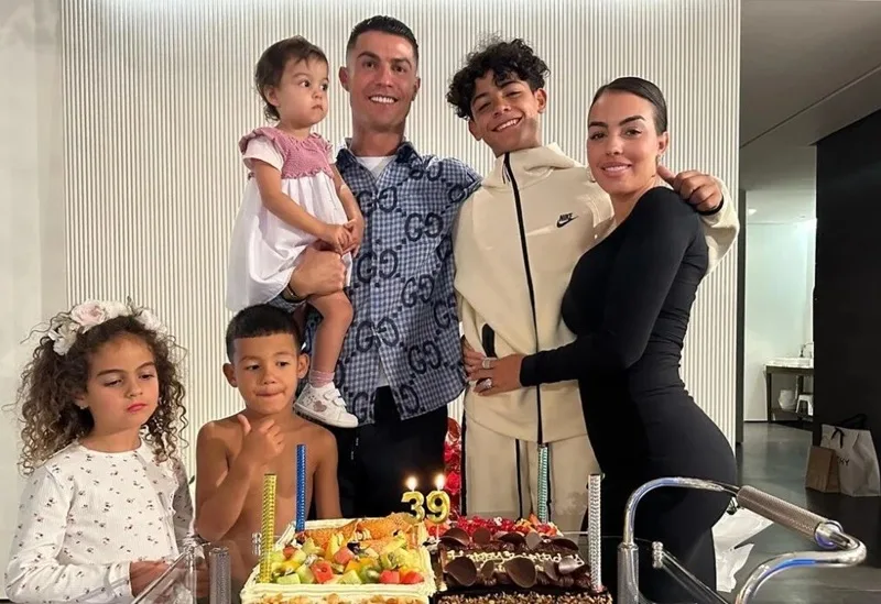 Đại gia đình đông đúc, hạnh phúc và tràn ngập tiếng cười của Cristiano Ronaldo.