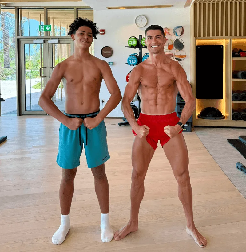Cristiano Jr sở hữu chiều cao lý tưởng và thừa hưởng tài năng bóng đá từ người cha nổi tiếng.