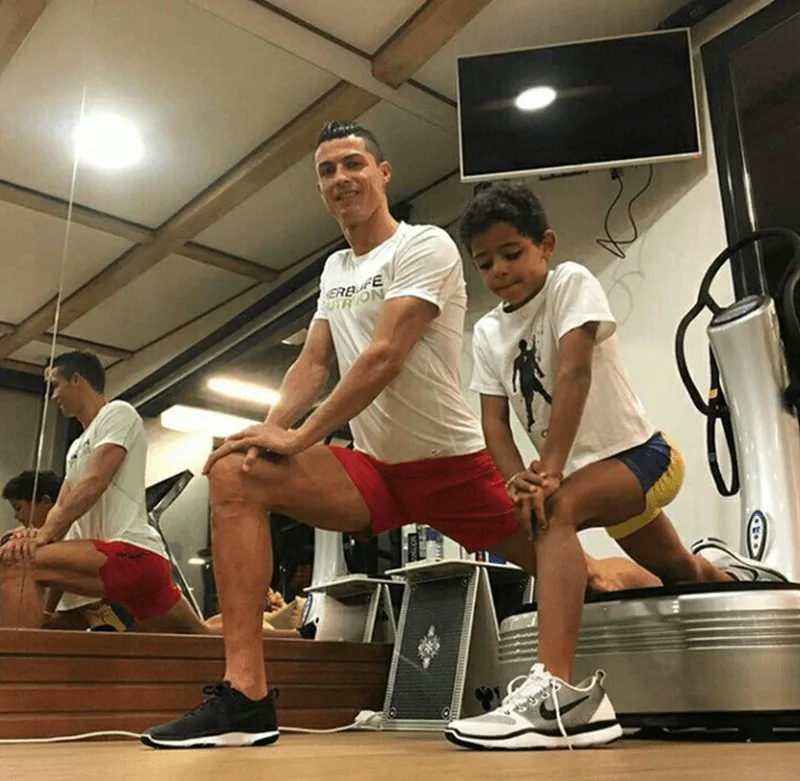 CR7 thường xuyên cùng các con tập luyện thể thao để rèn luyện lối sống lành mạnh.
